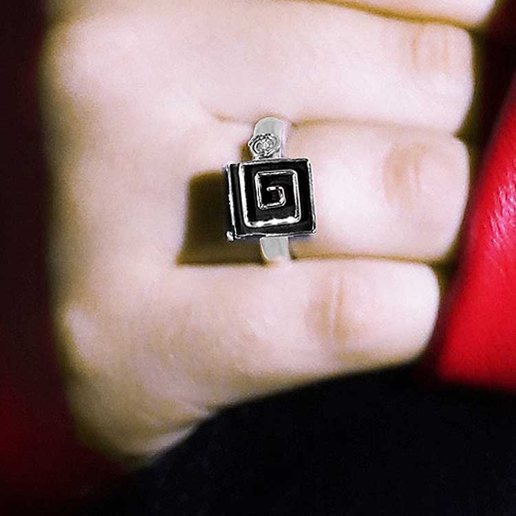 Square Labyrinth Ring