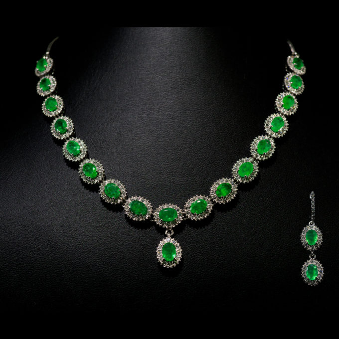 ETHEREAL Emeralds and Diamonds Earrings - Image 3