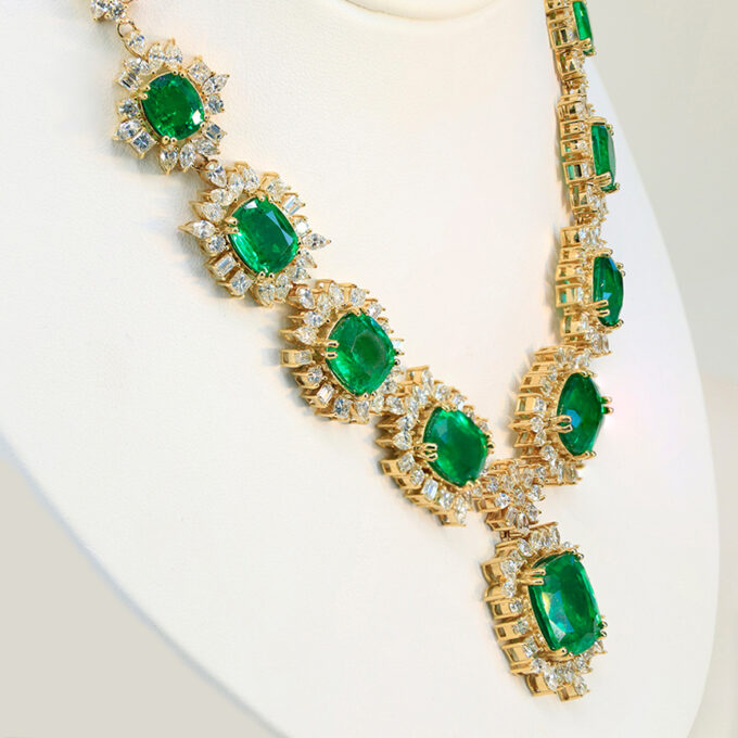 GLAMOUROUS Emeralds and Diamonds Necklace - Image 3